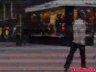 Lihav hollandi tänav tüdruk pumbatakse lähivõttes