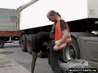 Čierne streetwalker jazdenie na vyzreté nákladné auto vodič vonku