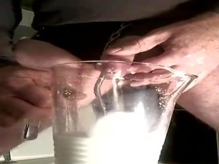 牛奶 插入 在 peter 和 附帶