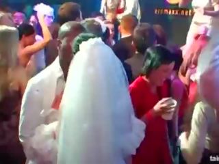 Marvellous întoarse pe brides suge mare cocoșilor în public