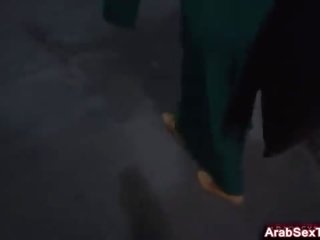 Langsing arab perempuan blowjobs lingga untuk air mani