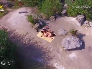 Telanjang pantai seks, voyeur film diambil oleh sebuah drone