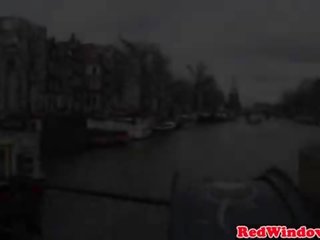 Skutečný holandský ulice dívka vyjížďky a saje špinavý film výlet mladík